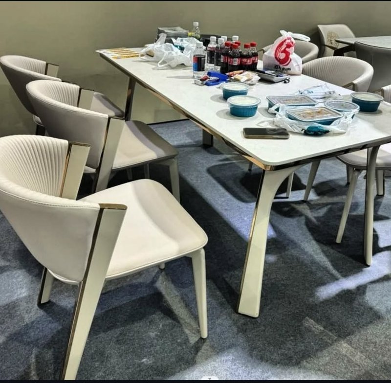 Elegant Modern Dining Table for Daily Meals and Comfortable Gatherings